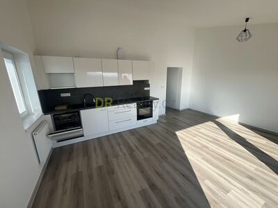 Pronájem bytu 2+kk s lodžií a parkovacím místem