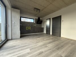 Pronájem domu 4+kk s terasou 25 m2 a zahradou 220 m2